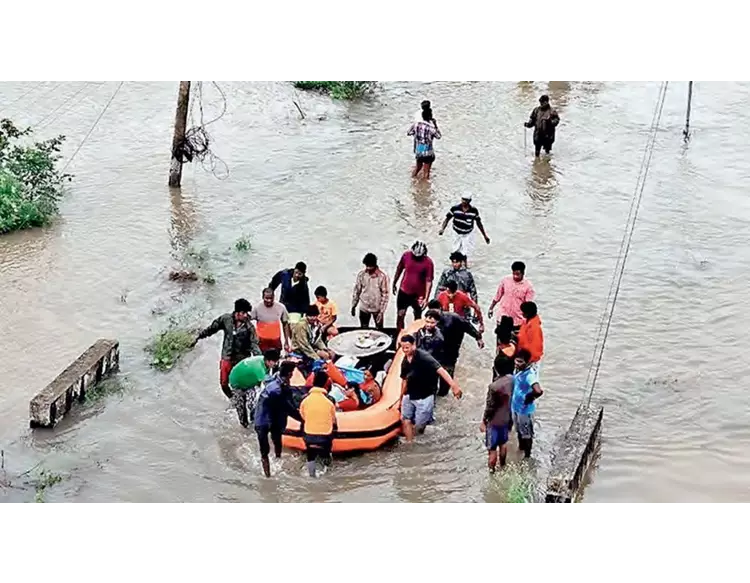 કરજણના સંભોઈ ગામે ફસાયેલા 100 લોકોનું NDRF દ્વારા રેસ્ક્યૂ