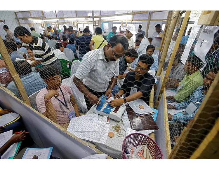 સૌરાષ્ટ્ર-કચ્છ મતગણતરી:માણાવદરમાં જવાહર ચાવડા પાછળ, વિસાવદરમાં વિરજી ઠુંમરની સાઇડ કાપી આપ આગળ નીકળી, ઈસુદાન પણ આગળ