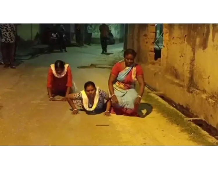 પશ્ચિમ બંગાળ : ત્રણ મહિલાઓ, 1 કિમી સુધી દંડવત,પછી ટીએમસીમાં જોડાઈ