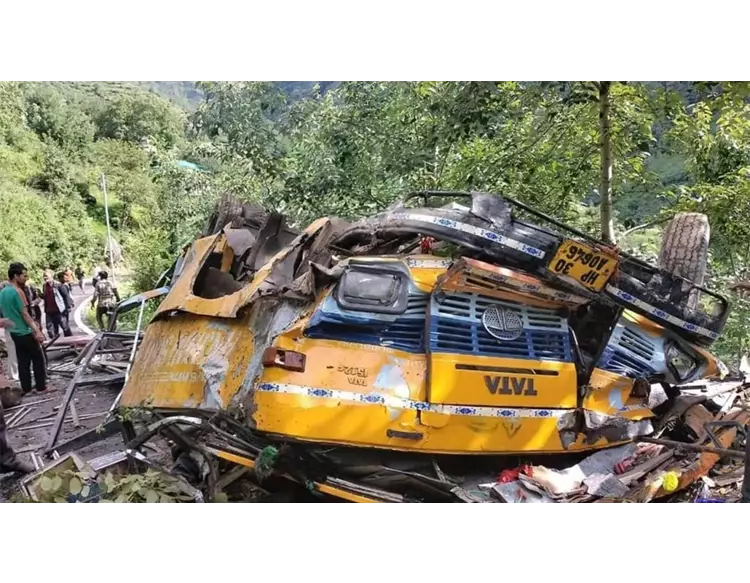 હિમાચલમાં દર્દનાક અકસ્માત: સ્કૂલના બાળકો સહિત 16 લોકોના કમકમાટીભર્યા મોત