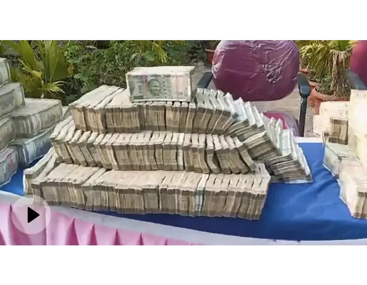 કર્ણાટકના બેલ્લારીમાં સોનાના વેપારીને ત્યાં દરોડા,કોથળાભરી રોકડ અને સોનુ મળ્યુ