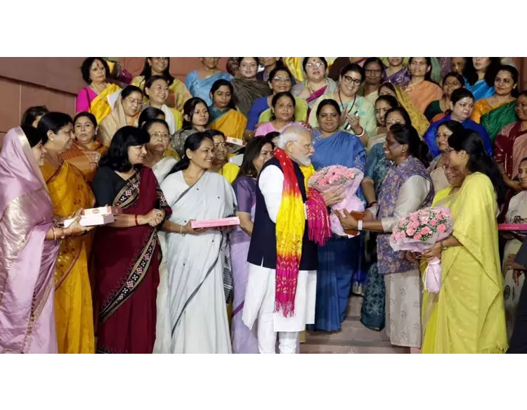બુકે આપ્યું...શૉલ ઓઢાડી..મહિલા સાંસદોએ રાજ્યસભામાં માન્યો PM મોદીનો આભાર