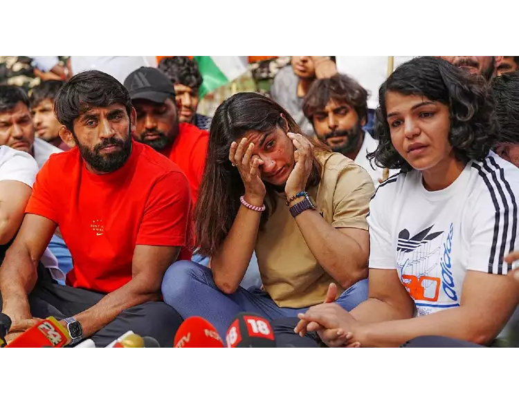 રેસલર્સ પ્રોટેસ્ટ: વિનેશે ક્રિકેટરો સહિત ઘણા સ્ટાર ખેલાડીઓને આડેહાથ લીધા