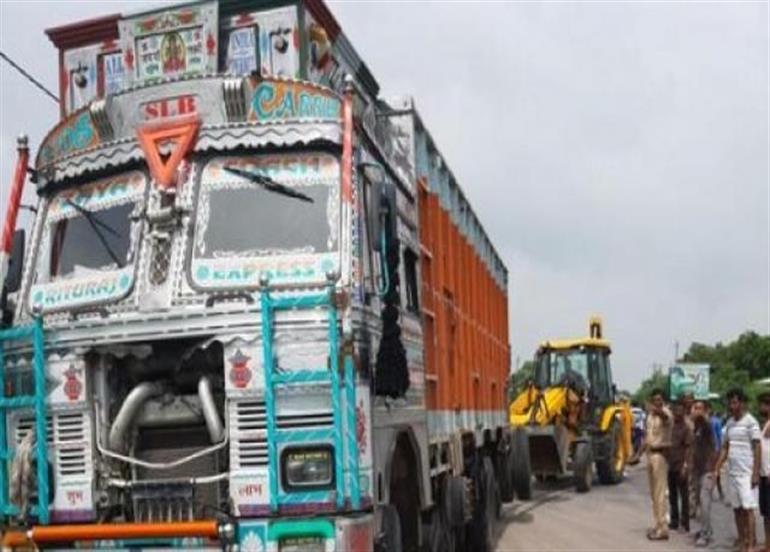 हादसा या साजिश: उन्नाव रेप पीड़िता की कार को टक्कर मारने वाला ट्रक SP नेता का निकला