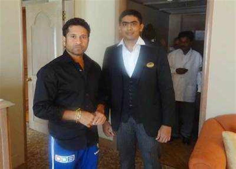सचिन तेंदुलकर को सलाह देने वाले स्टाफ को ताज होटल ने ढूंढा, दोनों की मुलाकात जल्द