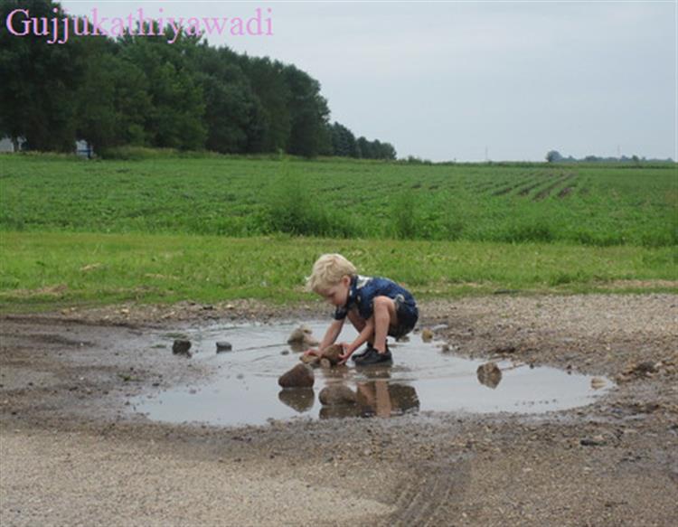 ધૂળમાં આળોટતું બાળપણ એક ટૂંકી વાર્તા 