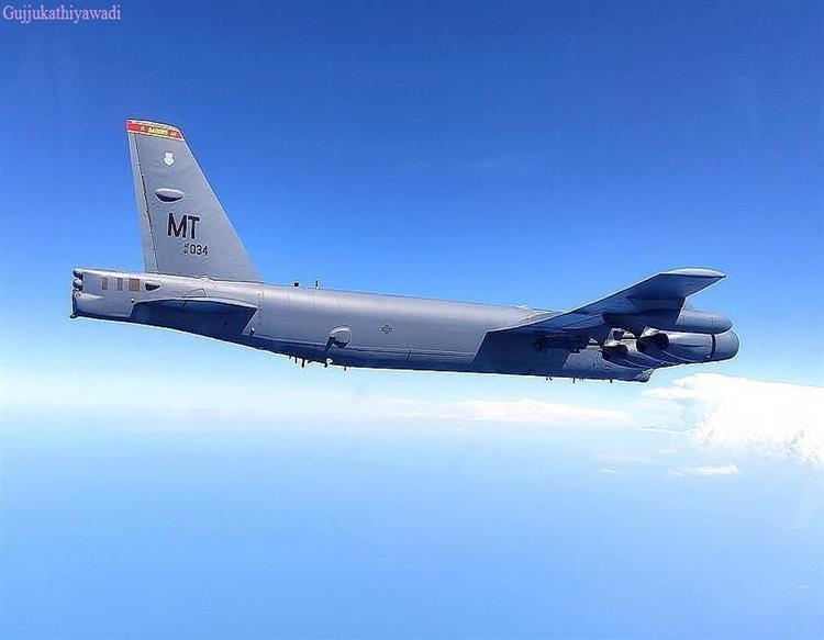 काला सागर: रूसी सुखोई फाइटर जेट ने अमेरिकी परमाणु बॉम्‍बर B-52 को घेरा, मचा हड़कंप