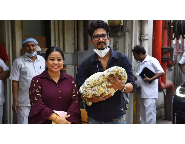  દીકરાને લઈને હોસ્પિટલની બહાર નીકળી ભારતીસિંહ