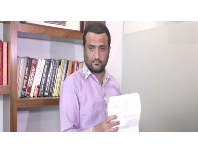 સુરતમાં ફૂટપાથ પર અત્તર વેચનારને 28 કરોડની નોટિસ, વેપારી સ્તબ્ધ