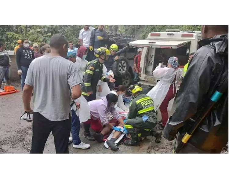 કોલંબિયામાં ભૂસ્ખલનથી તબાહી, 33 લોકાના કરૂણ મોત, કાટમાળમાં બસ દટાઇ