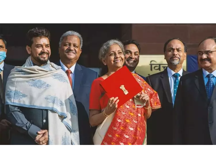 બજેટ માટે 14400 મિનિટ સુધી ઘર-પરિવારથી દૂર રહે છે અધિકારીઓ