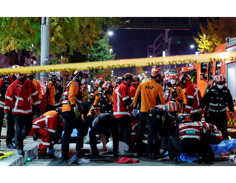 દક્ષિણ કોરિયામાં 151 લોકોનાં મોત, એક કાર પણ પાર્ક ન કરી શકાય એટલી સાંકડી શેરીમાં લાખોની મેદની એકઠી થઈ હતી