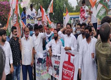 कांग्रेस ने निकाली गैस सिलेंडर की शव यात्रा, BJP मुख्यालय के सामने हुआ हंगामा
