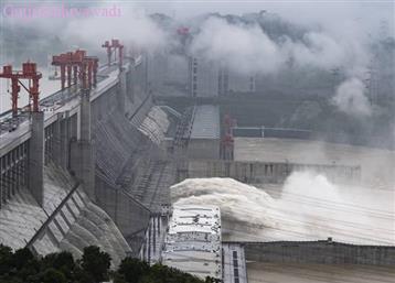 बाढ़ से चीन बेहाल, पानी का दबाव कम करने के लिए बांध को धमाके से उड़ाया
